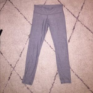 gray lululemon wunder under leggings 4